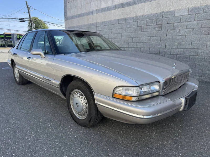 1996 Buick Park Avenue Base 2