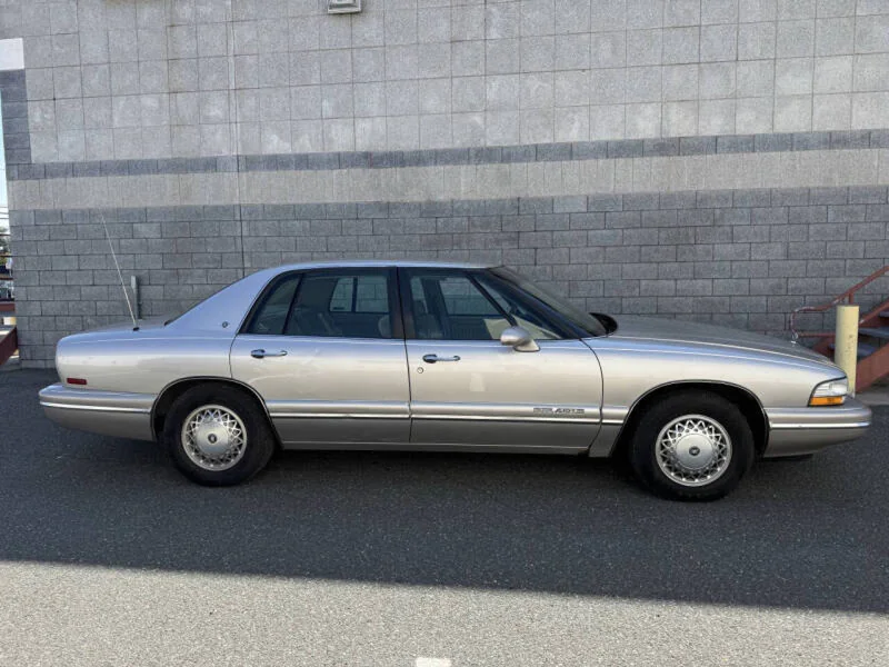1996 Buick Park Avenue Base 3