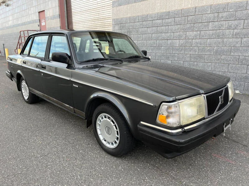 1993 Volvo 240 Base 2