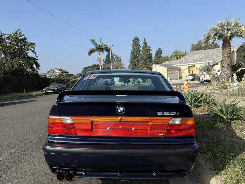 1992 BMW 3 Series (E36) 320i 4