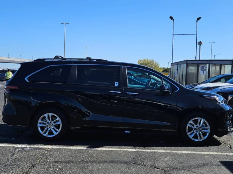 2025 Toyota Sienna 3
