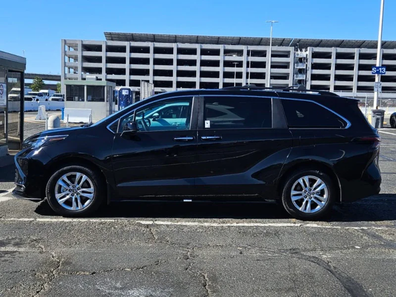 2025 Toyota Sienna 4