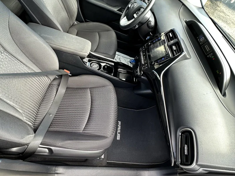 2017 Toyota Prius 3 8