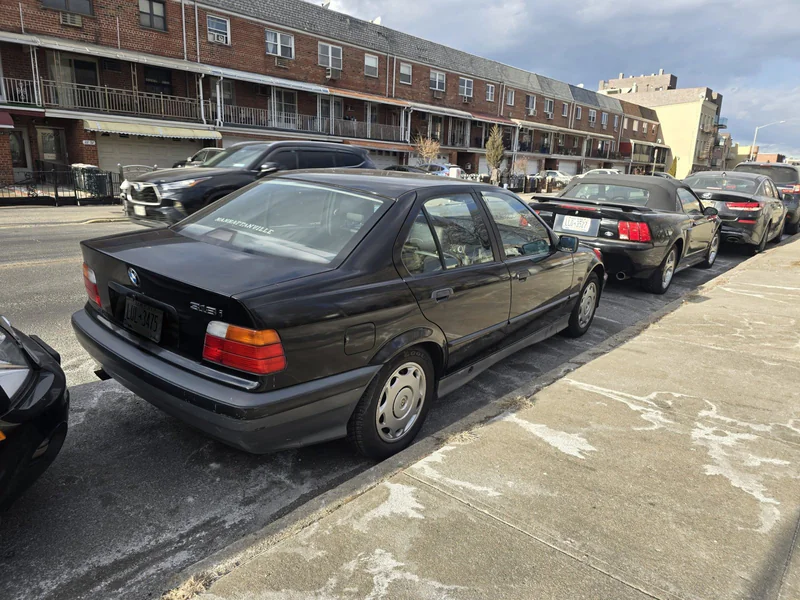 1992 BMW 318i Base 3
