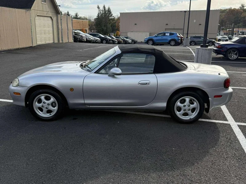 2000 Mazda MX-5 Miata Base 3