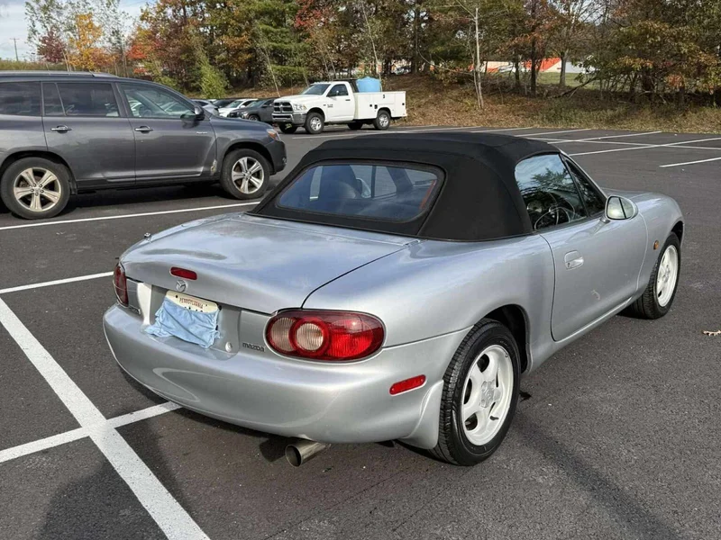 2000 Mazda MX-5 Miata Base 4