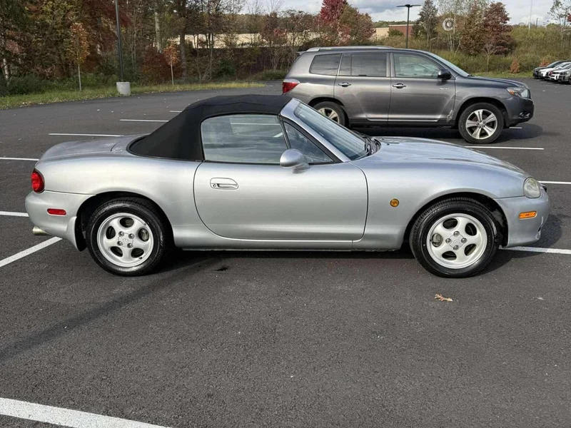 2000 Mazda MX-5 Miata Base 8