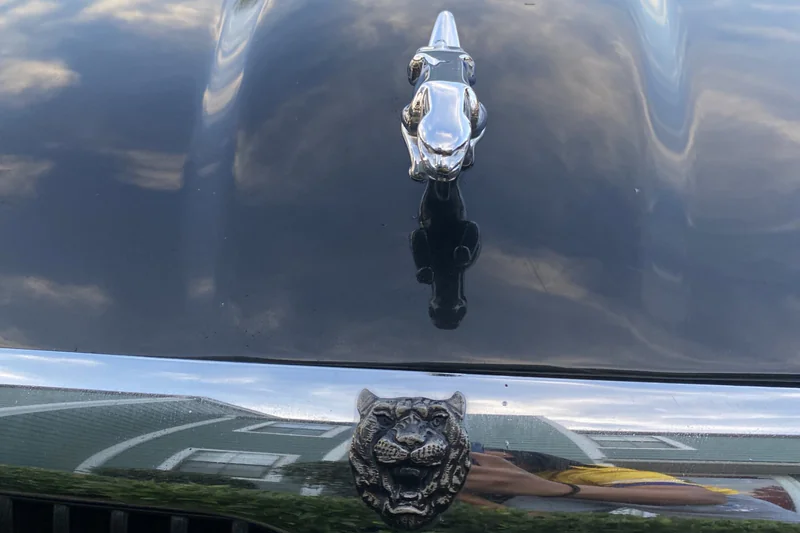 1998 Jaguar XJ8 Base 2