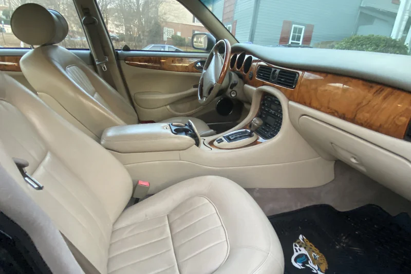 1998 Jaguar XJ8 Base 11