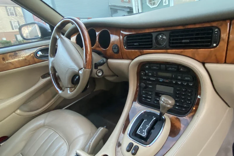 1998 Jaguar XJ8 Base 12