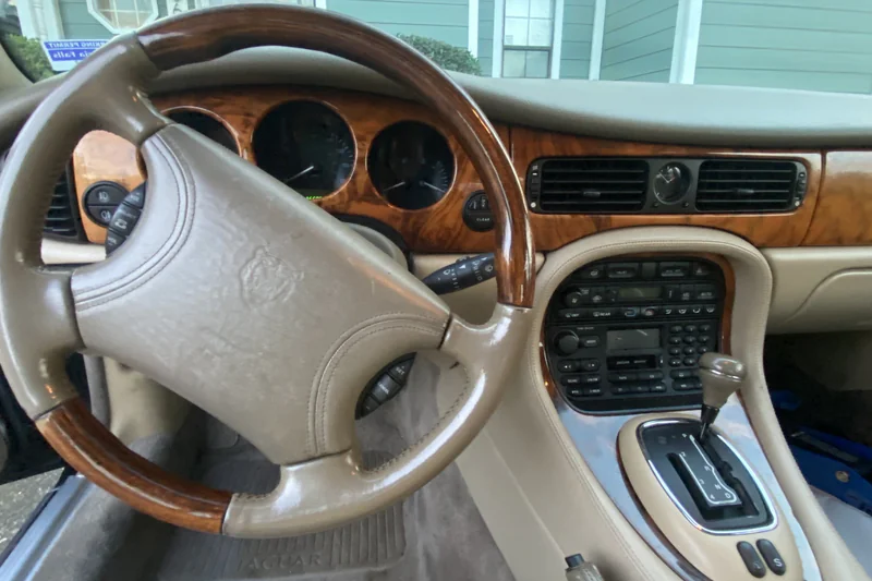 1998 Jaguar XJ8 Base 14