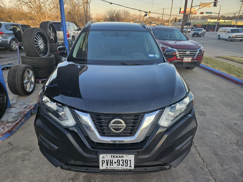 2018 Nissan Rouge SV in Newaygo 1