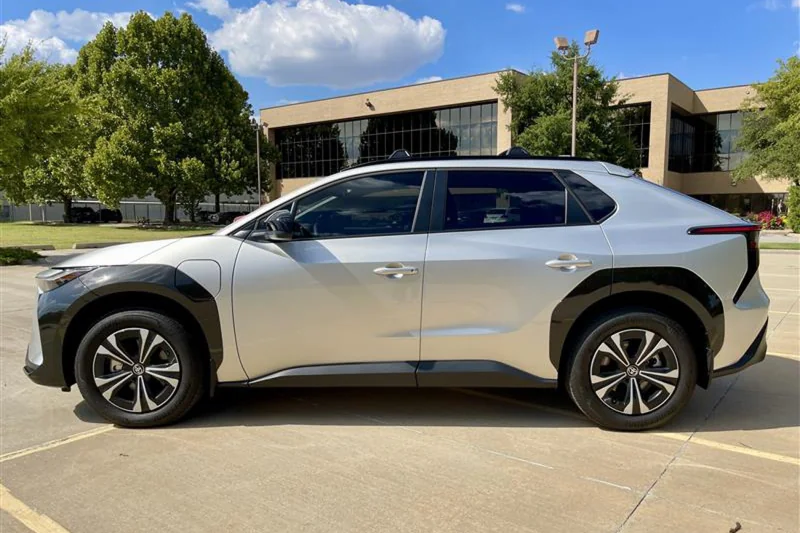 2024 Toyota bZ4X XLE 3