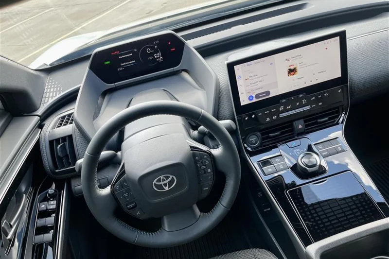 2024 Toyota bZ4X XLE 8