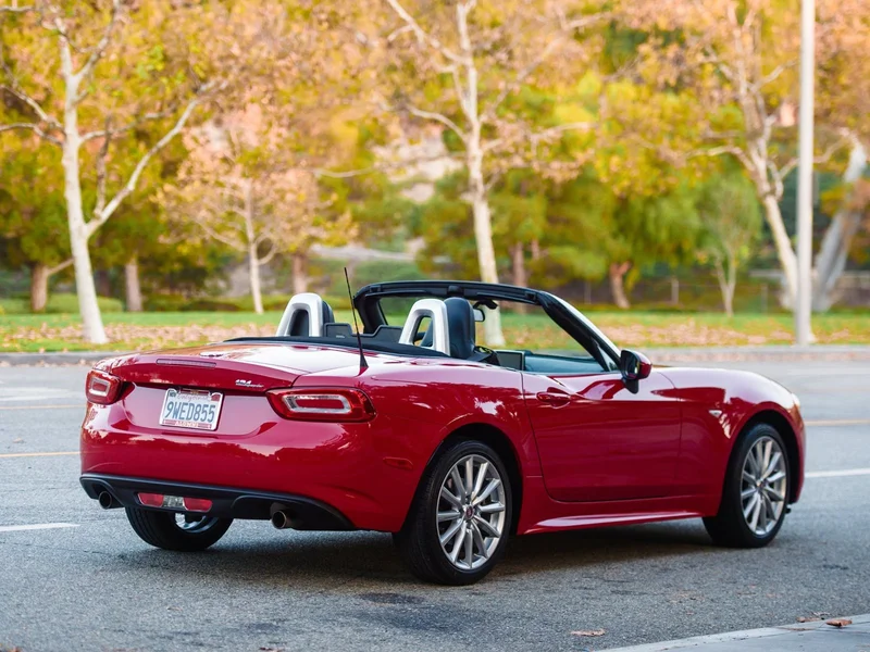 2017 Fiat 124 Spider Lusso 5