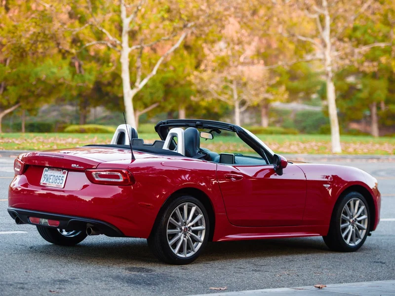 2017 Fiat 124 Spider Lusso 6