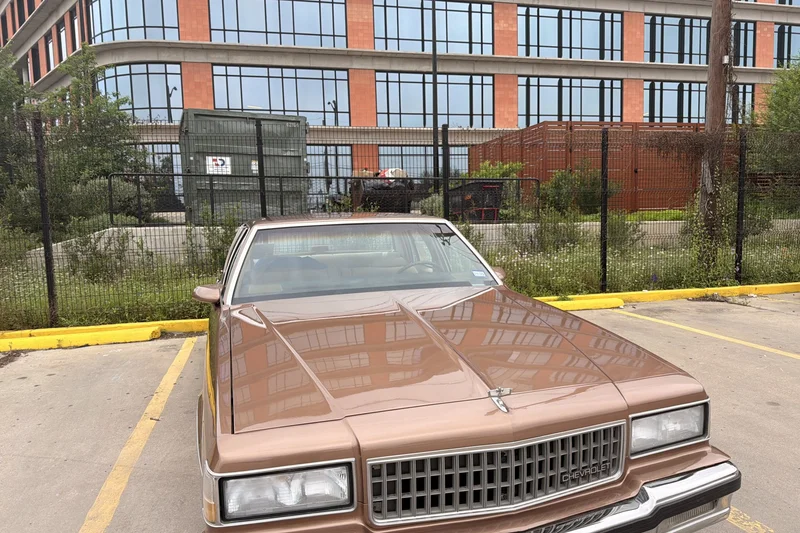 1990 Chevrolet Caprice Classic Base 2