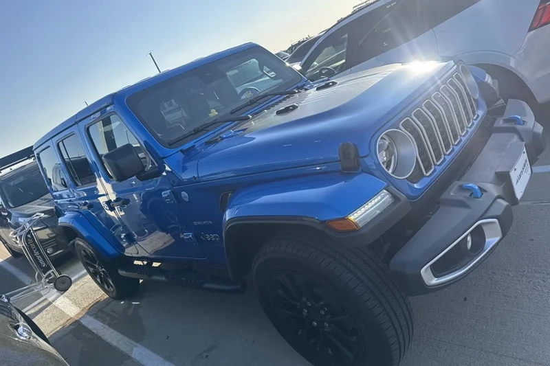 2024 Jeep Wrangler Sahara 2