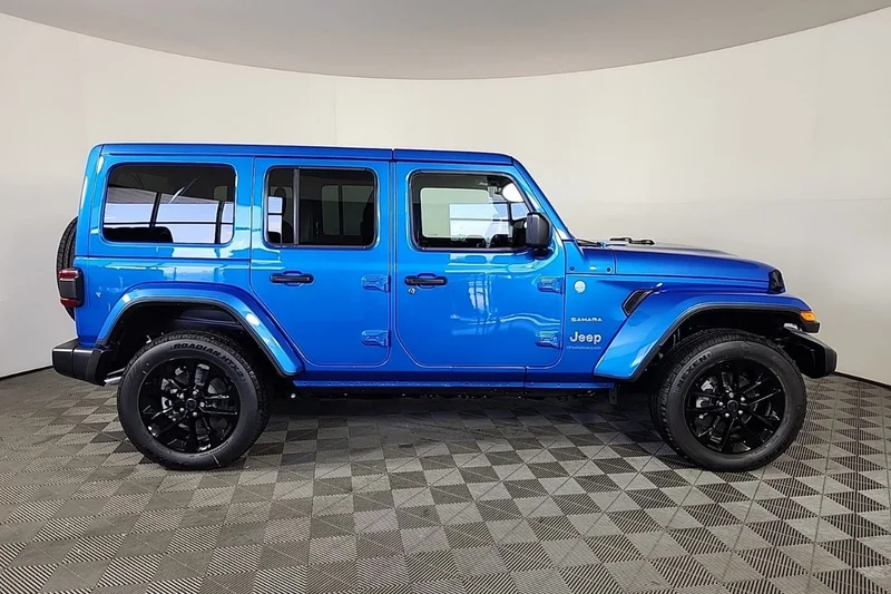 2024 Jeep Wrangler Sahara 3