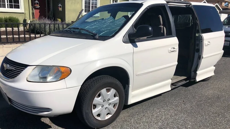 2002 Chrysler Town & Country 3