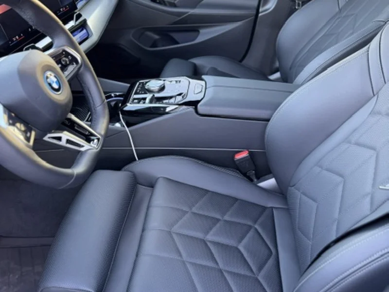 2026 BMW 550e xDrive (AWD) 9