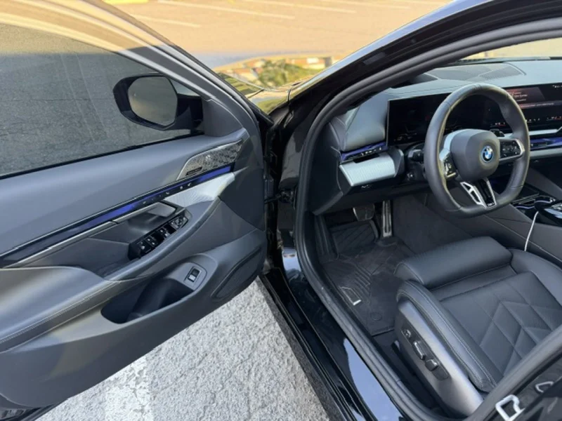 2026 BMW 550e xDrive (AWD) 11