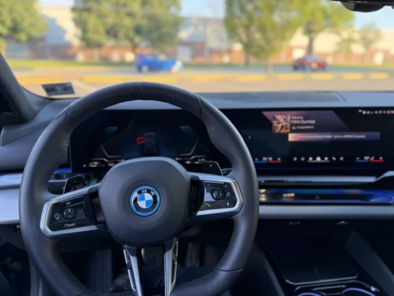 2026 BMW 550e xDrive (AWD) 12