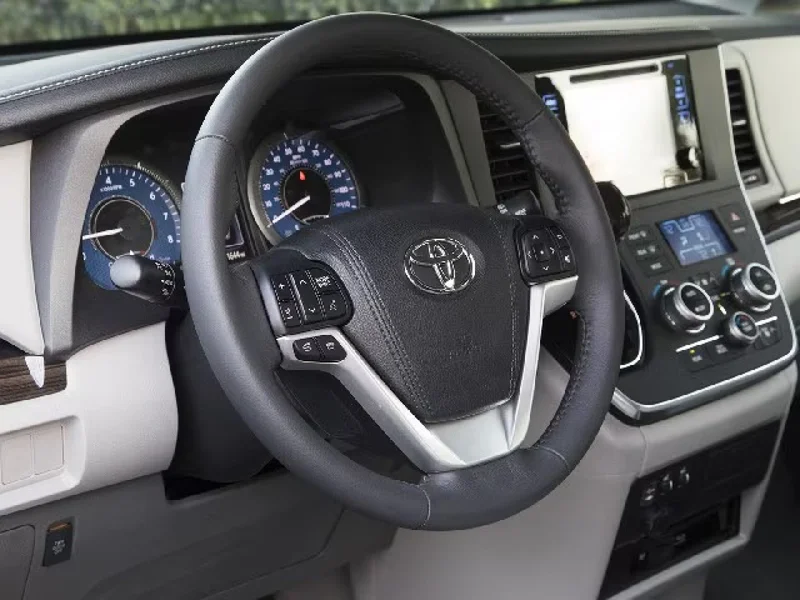 2017 Toyota Sienna XLE 2
