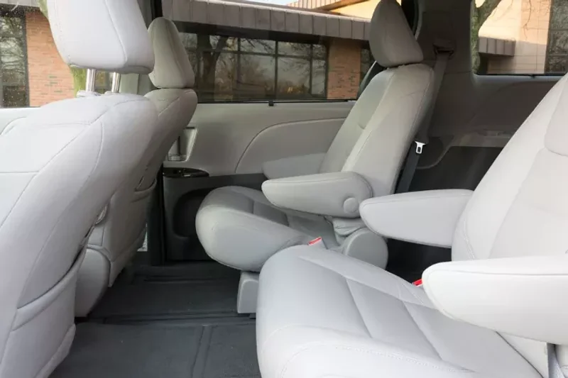 2017 Toyota Sienna XLE 3