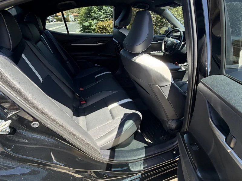 2025 Toyota Camry SE 6