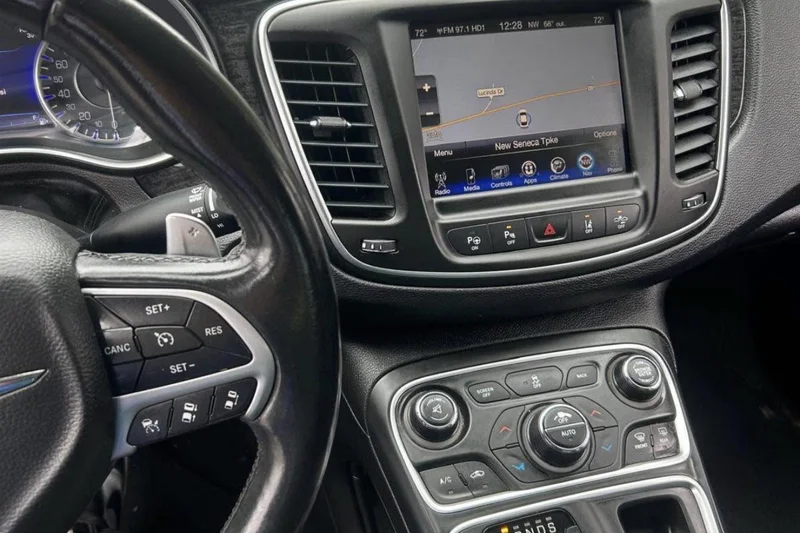 2015 Chrysler 200 4