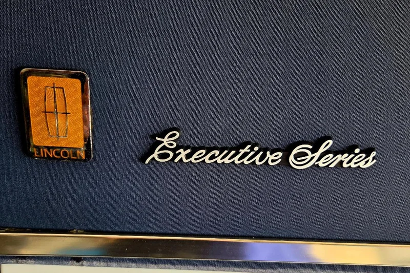 1991 Lincoln Town Car Executive Series 9