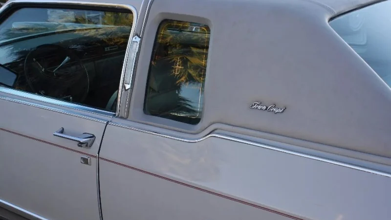 1977 Lincoln Continental Town Coupe 4