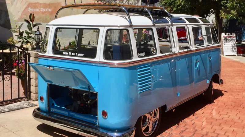 1961 Volkswagen 23-window deluxe bus 3