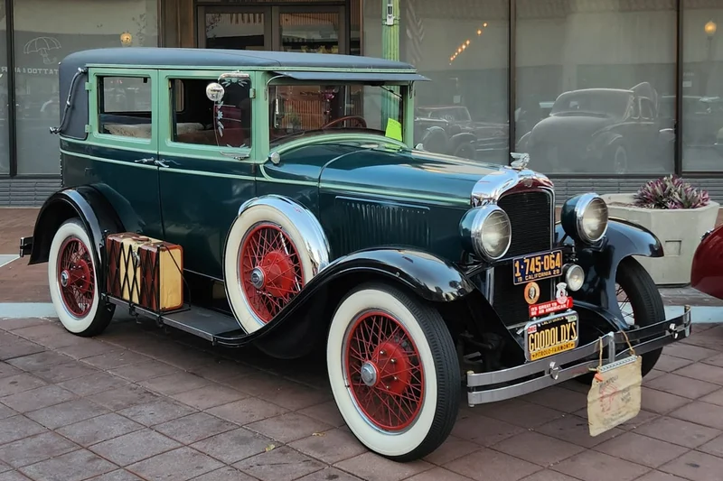 1928 Pontiac Sedan in Anaheim 4