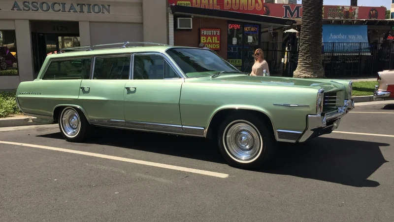 1964 Pontiac Bonneville Safari 10