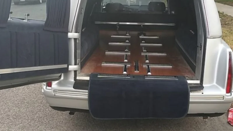 1999 Cadillac Deville Hearse 2