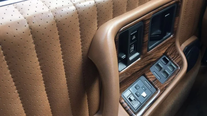 1990 Pontiac Bonneville 4