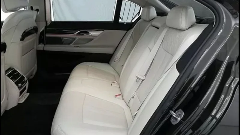 2016 BMW 740i 11