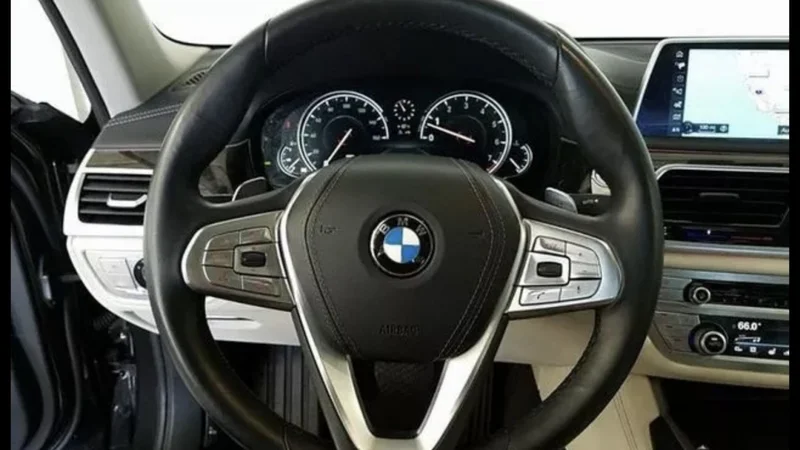2016 BMW 740i 8