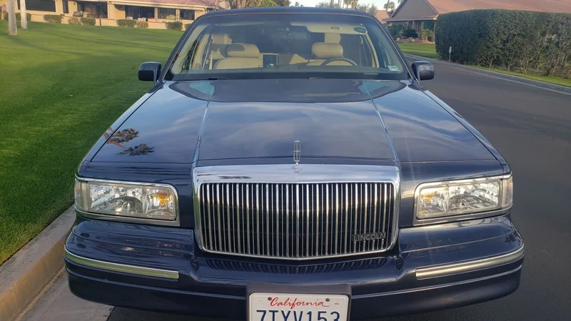 1997 Lincoln Town Car 3