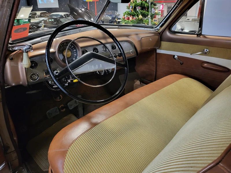 1951 Ford Crestliner 3