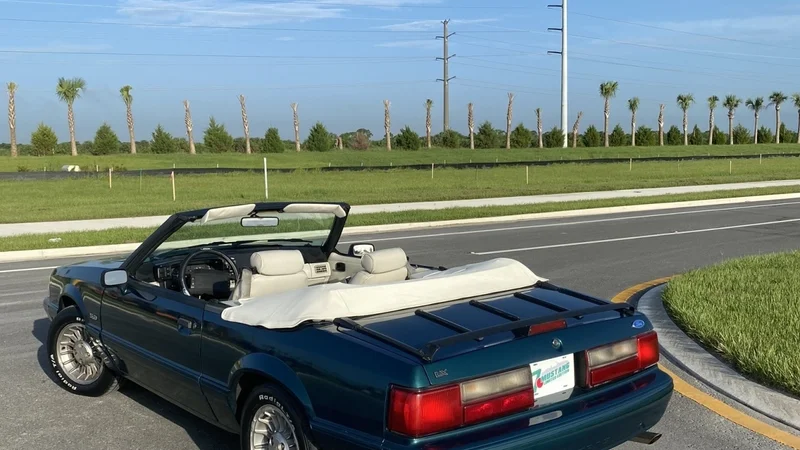1990 Ford Mustang 4