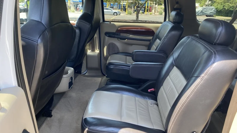 2005 Ford Excursion 4