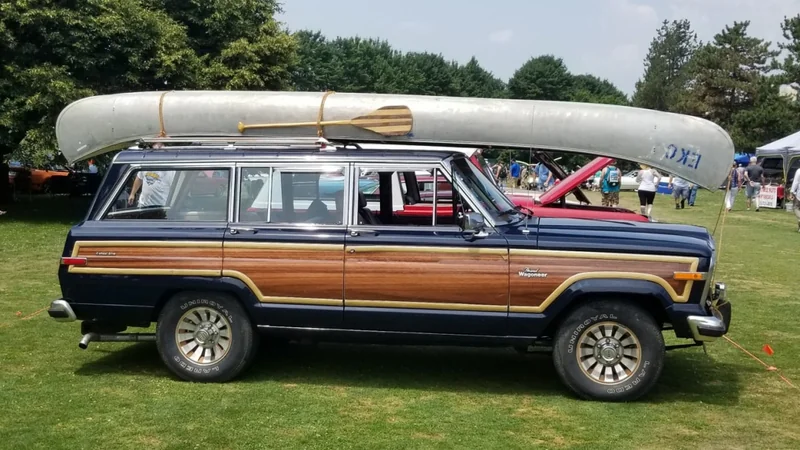 1985 Jeep Grand Wagoneer 2