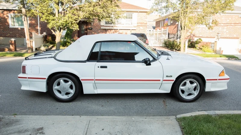 1990 Ford Mustang GT 2