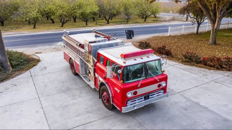 1990 Ford 8000 Fire Truck 3