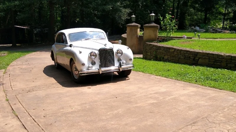 1959 Jaguar MK IX 3