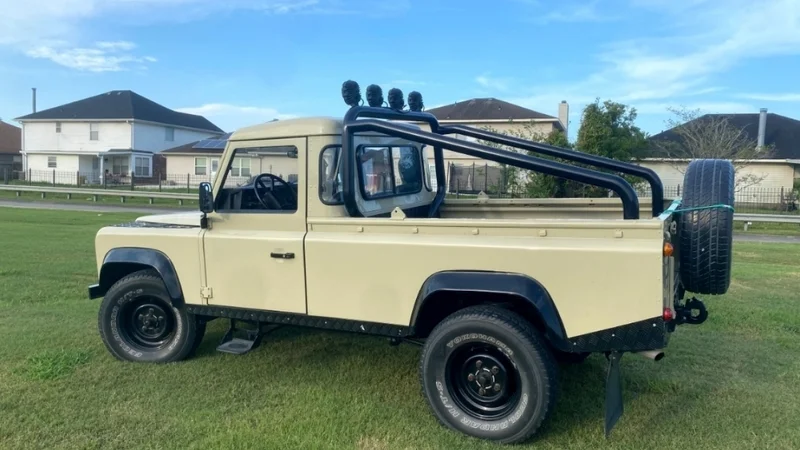 1991 Land Rover Defender 90 (Truck) 3