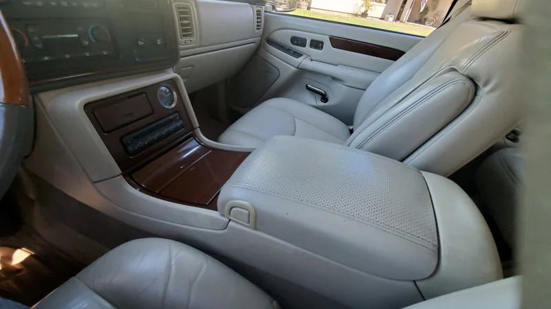 2003 Cadillac Escalade 10